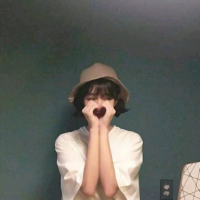 真人女生短发复古头像图片
