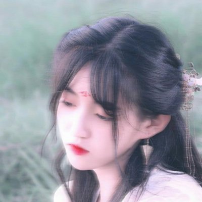有点模糊的精致女头像图片