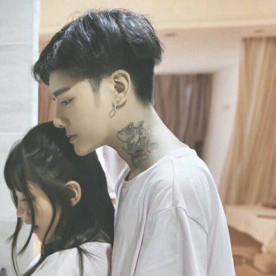 qq情侣头像亲吻两人两张图片