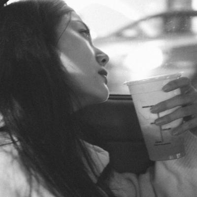 女生冷漠真人黑白头像图片