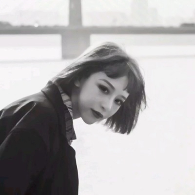 真人女生短发复古头像图片