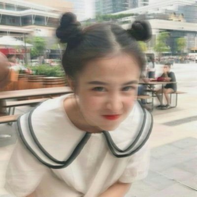 有点模糊的精致女头像图片