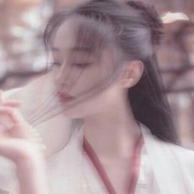 有点模糊的精致女头像图片
