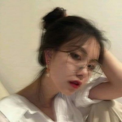 有点模糊的精致女头像图片