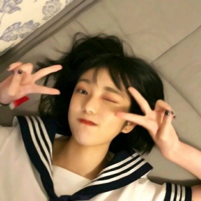 真人女生短发复古头像图片