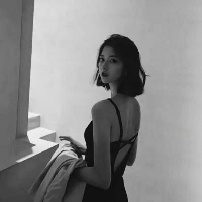 女生冷漠真人黑白头像图片