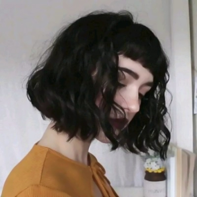 真人女生短发复古头像图片