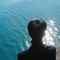 男的头像帅气的背影图片