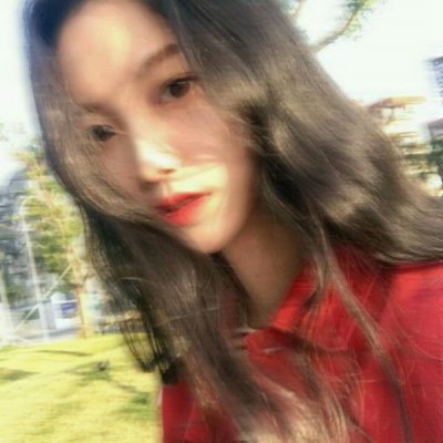 有点模糊的精致女头像图片
