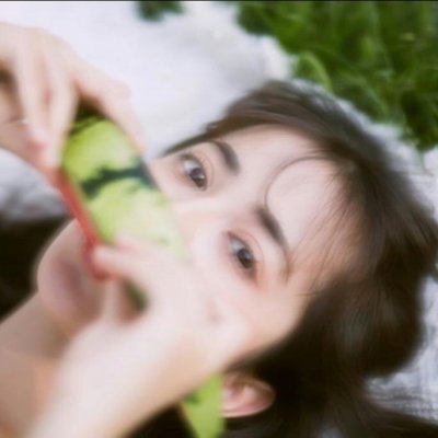 有点模糊的精致女头像图片