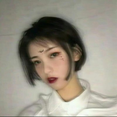 有点模糊的精致女头像图片