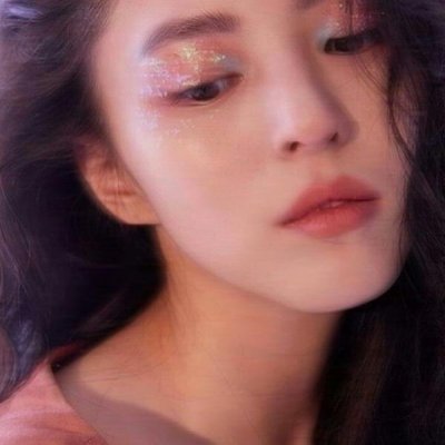 有点模糊的精致女头像图片