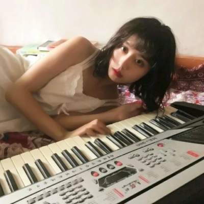 真人女生短发复古头像图片