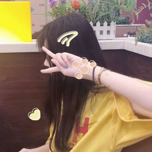 2025年最火挡脸女生头像图片