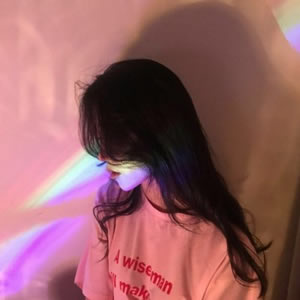 2025年最火挡脸女生头像图片