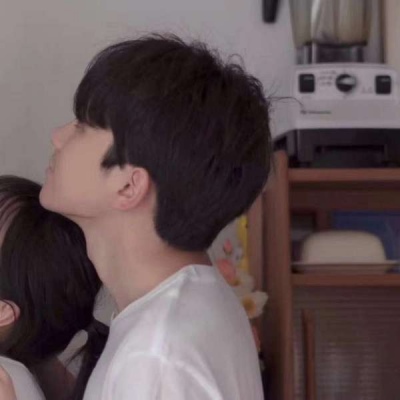 高清真人亲吻情侣头像