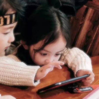 高清真人亲吻情侣头像