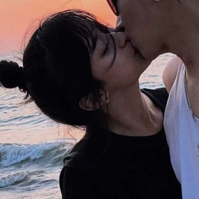 高清真人亲吻情侣头像