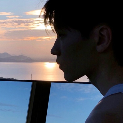 2025最火男生头像图片