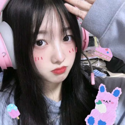 2025最流行微信头像女生真人图片