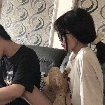 2025独一无二情侣头像男女一人一半图片