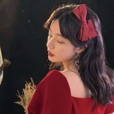 过年头像红色系女生真人