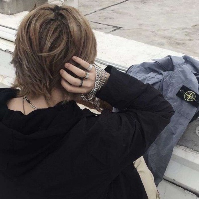 男生不露脸或微露脸真人微信头像