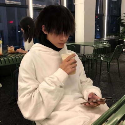 个性帅气的高冷微信男生头像