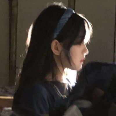 2025好看的流行照片女生头像图片