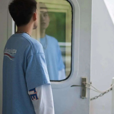 2025最火男生头像成人图片