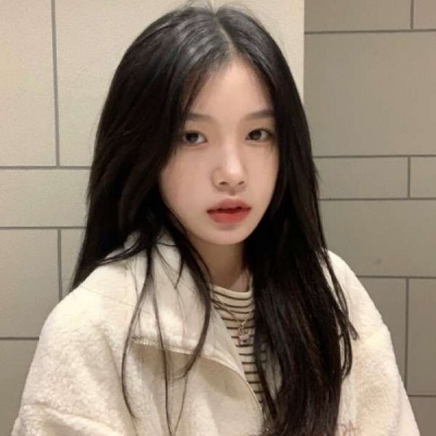 2025年最火的女生真人头像