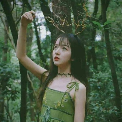 2025绿色头像女生
