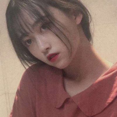 红色系真人高清女生微信头像