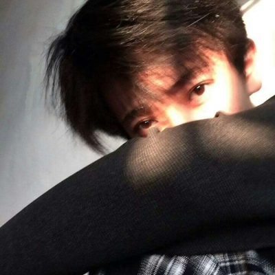 2025男生迷茫头像