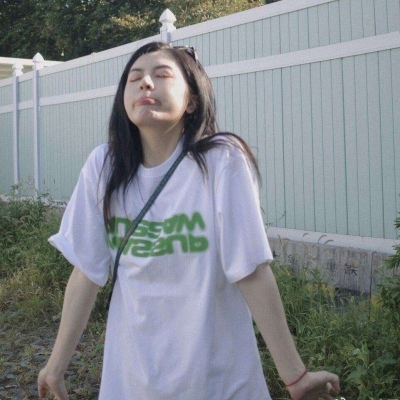 个性又迷人女生真人版微信头像