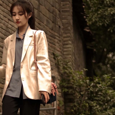 穿西装真人女生高冷微信头像