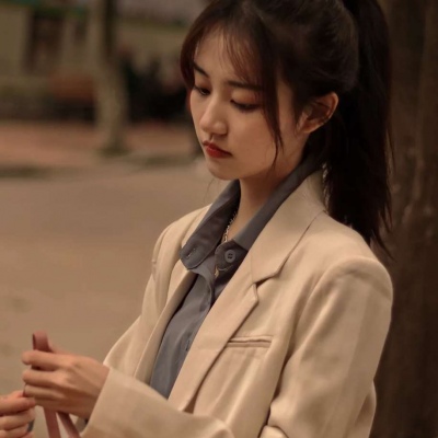 穿西装真人女生高冷微信头像