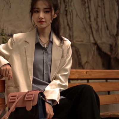 穿西装真人女生高冷微信头像