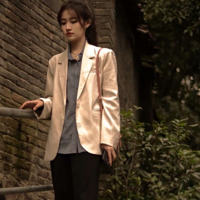 穿西装真人女生高冷微信头像