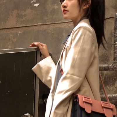 穿西装真人女生高冷微信头像