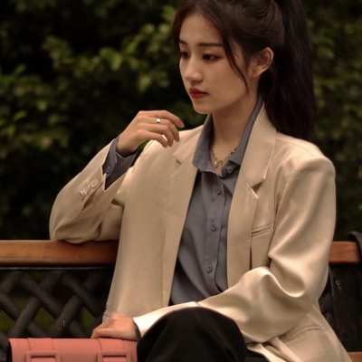 穿西装真人女生高冷微信头像
