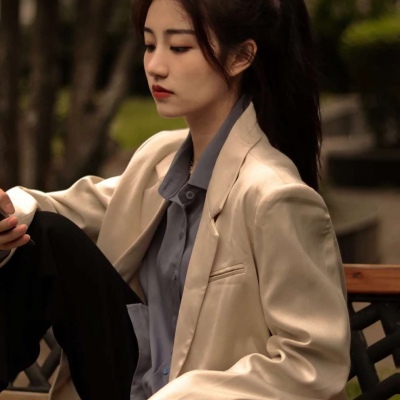 穿西装真人女生高冷微信头像