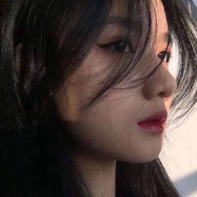 成熟稳重气质女照片头像