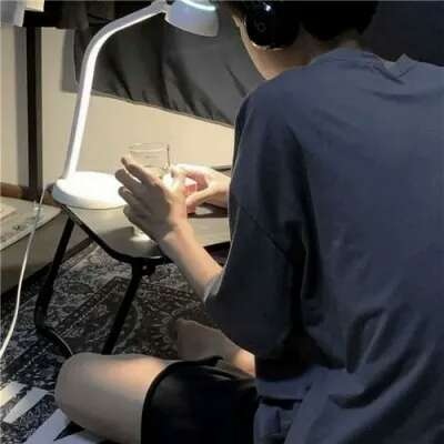 安静高冷微信头像男