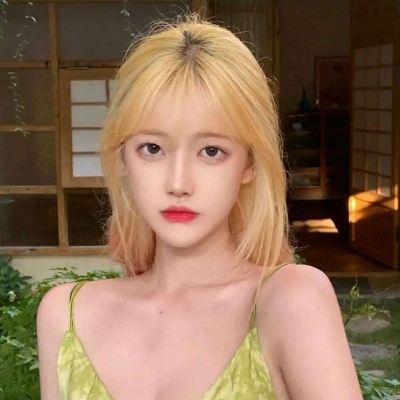 2025年最好看的女生头像真人版图片