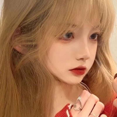 2025年最好看的女生头像真人版图片