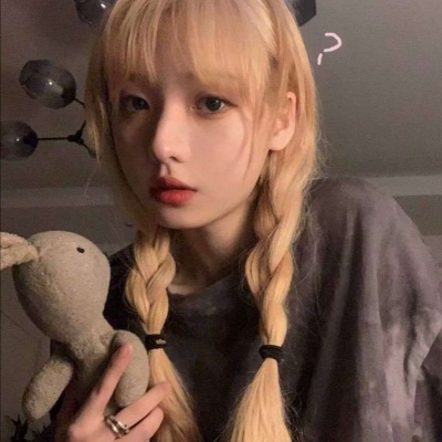 2025年最好看的女生头像真人版图片