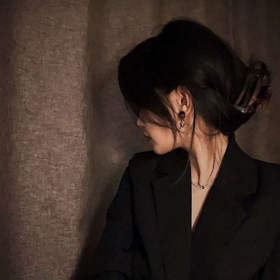 2025年最好看的女生头像真人版图片