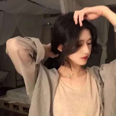 2025年流行微信头像女生照片