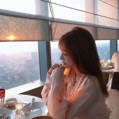 2025一男一女一人一张情侣头像图片